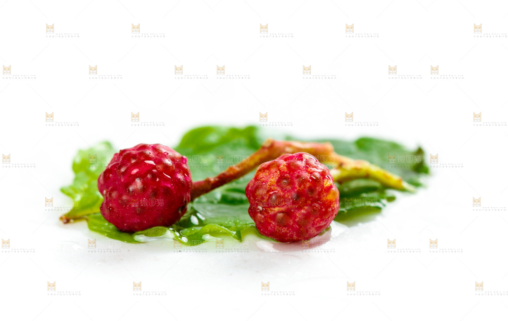 白底上的新鲜红花椒