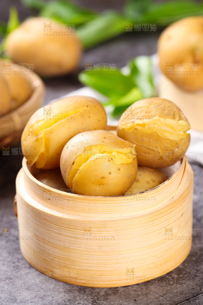 石板上放着一笼蒸熟的黄心小土豆