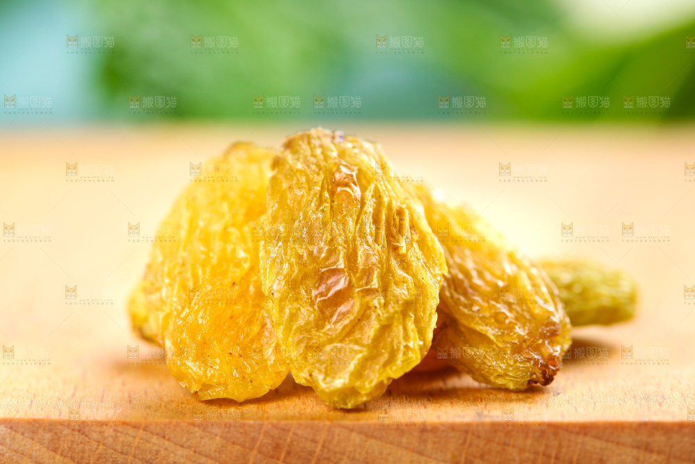 木板上的新疆葡萄干