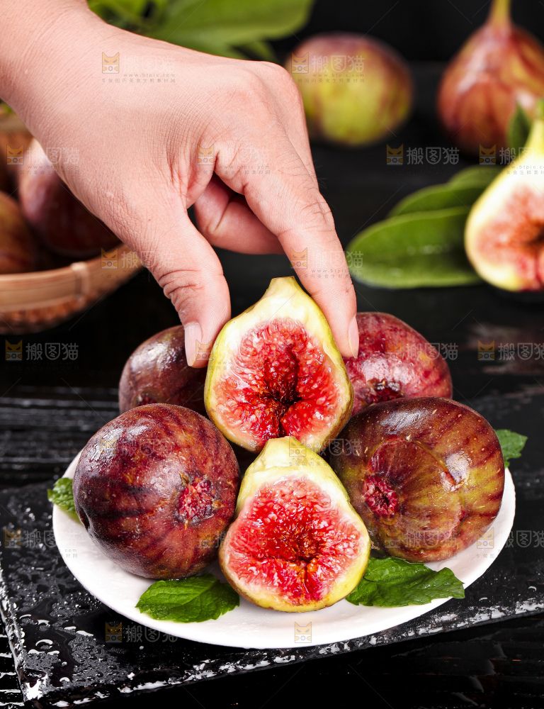 手拿掰开的无花果