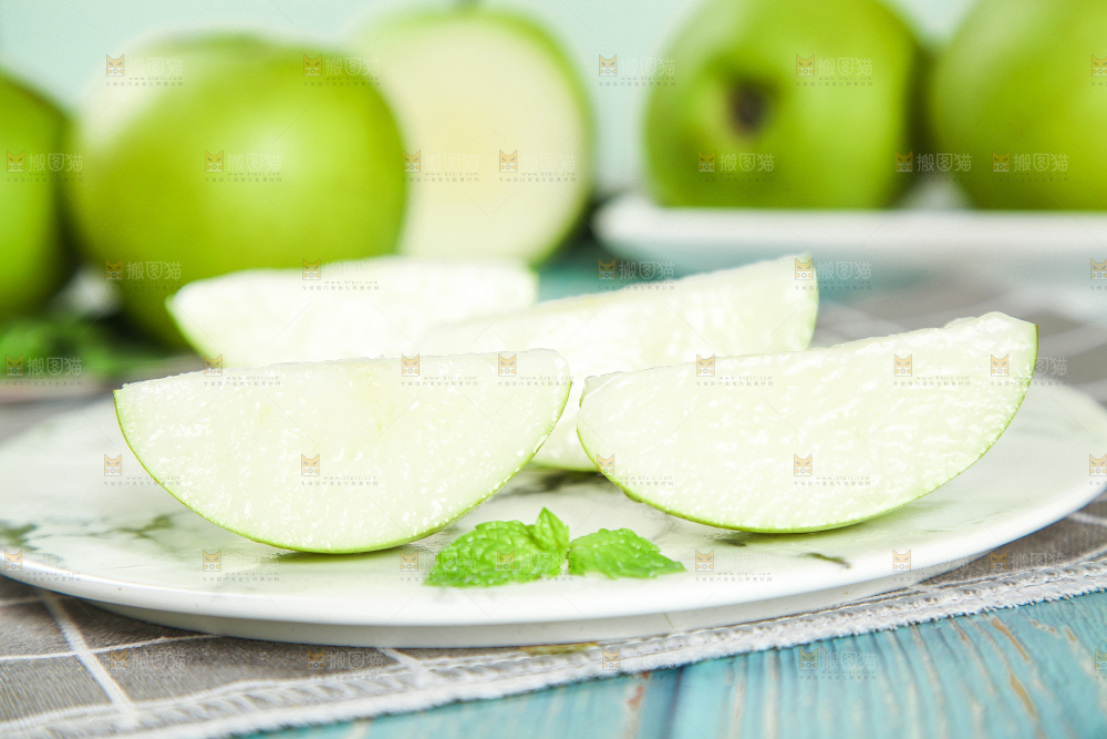 格子底上放着一盘砀山苹果梨