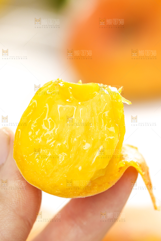 浅底上手拿着掰开的黄蟠桃