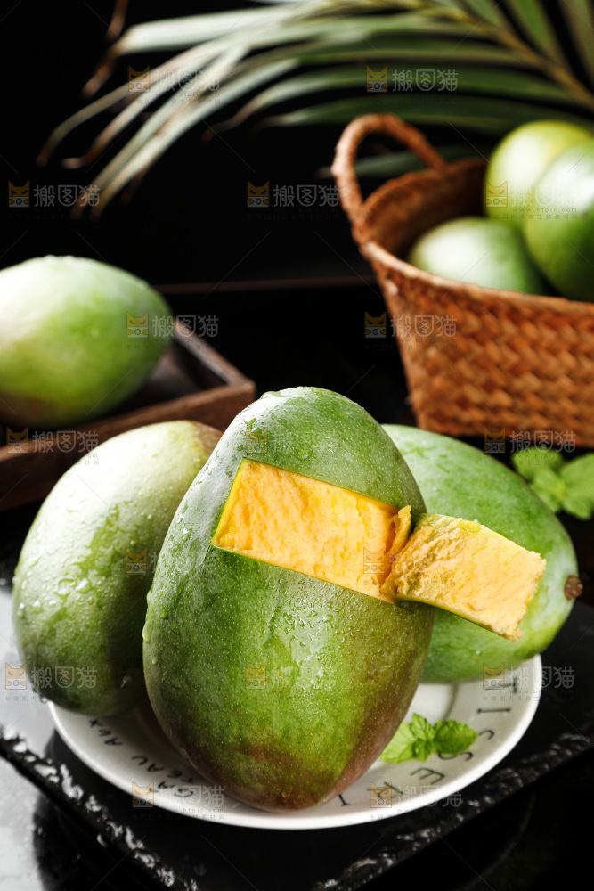 黑底上放着剥皮的凯特芒