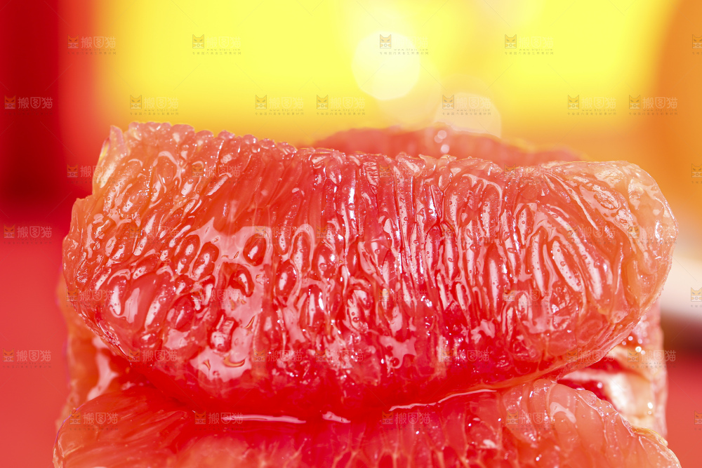 碟子里放着剥皮的南非红心西柚果肉