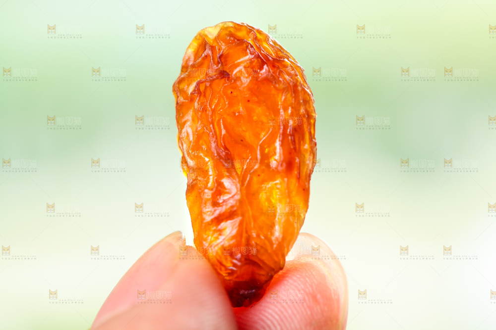 浅底上的玫瑰红葡萄干