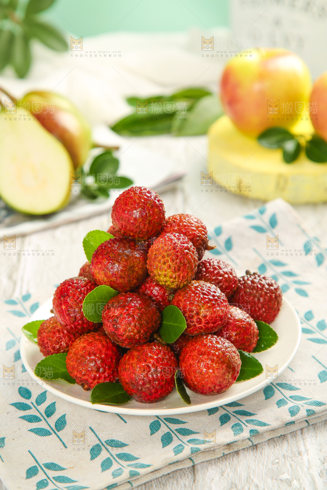 浅底上放着一盘荔枝