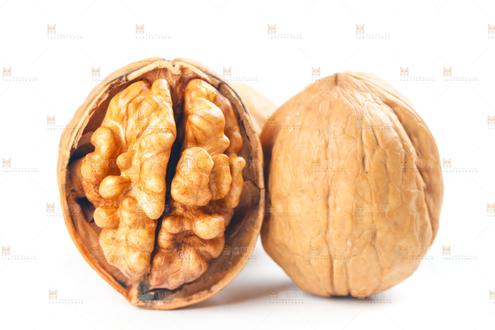 白底上放着上剥开的纸皮核桃