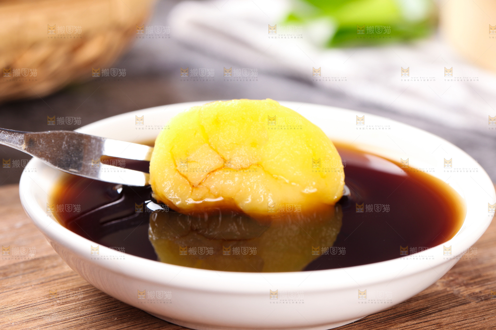 叉子叉着剥皮的黄心小土豆