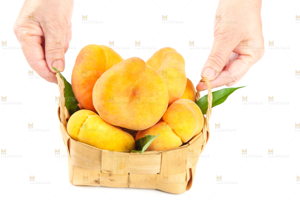 手端一筐黄肉扁桃