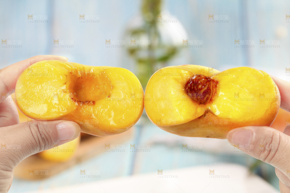 手拿掰开的黄蟠桃