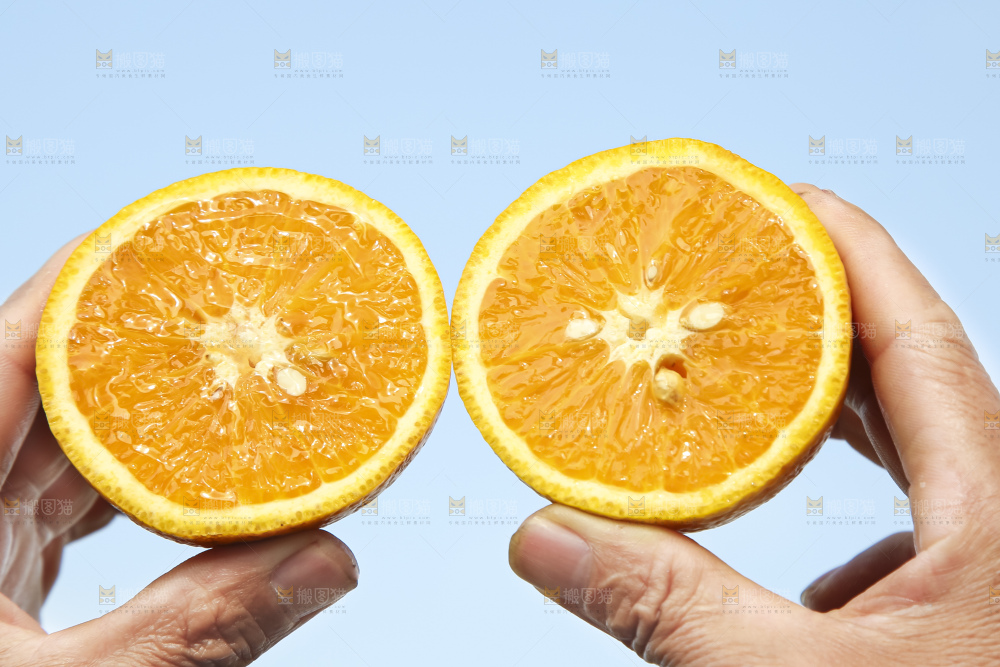 手拿切开的夏橙