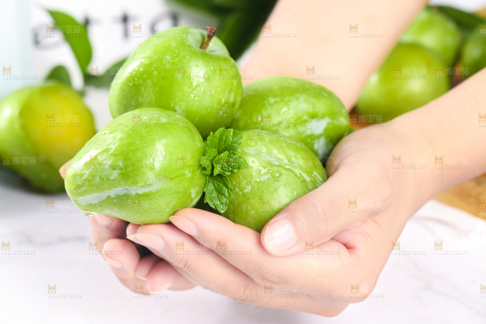 手拿奈李