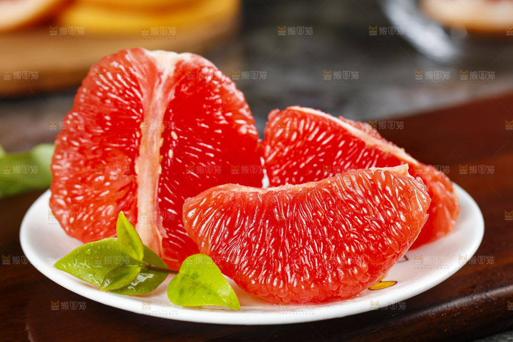 木底上放着剥皮的红心西柚果肉