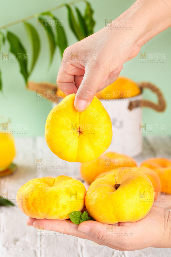 手拿黄金毛蟠桃