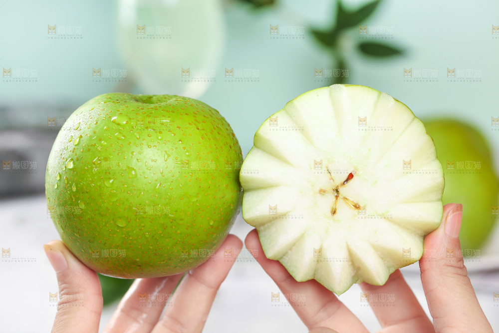 手拿切开的翠冠梨