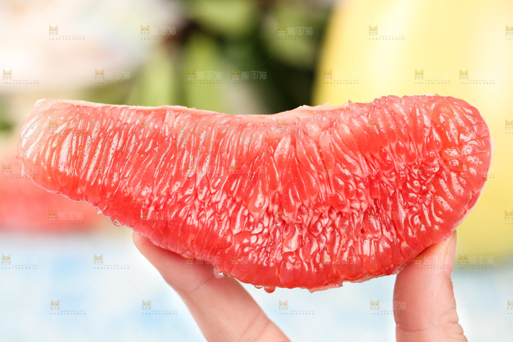 手拿红心柚子果肉