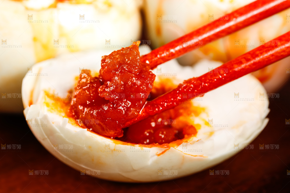 筷子夹着海鸭蛋黄