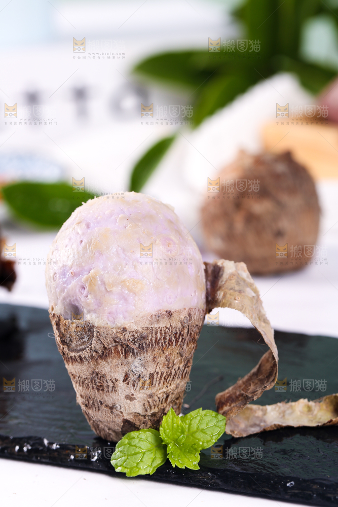 石板上放着剥皮的香芋