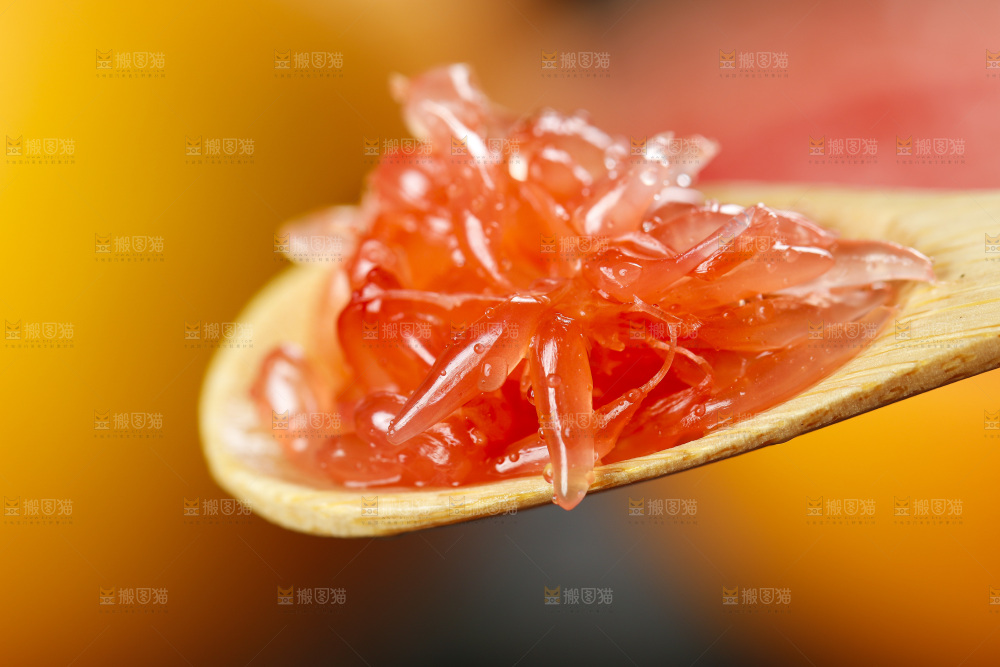勺子里的红心西柚果肉
