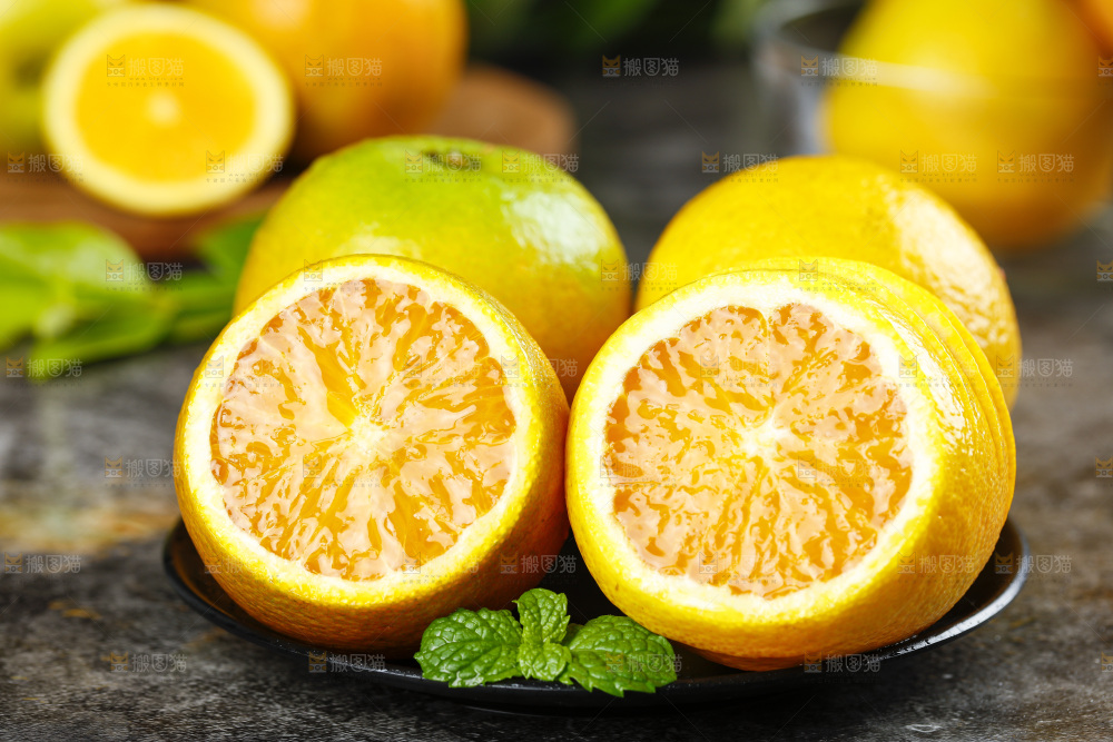 黑石板上放着一盘秭归夏橙