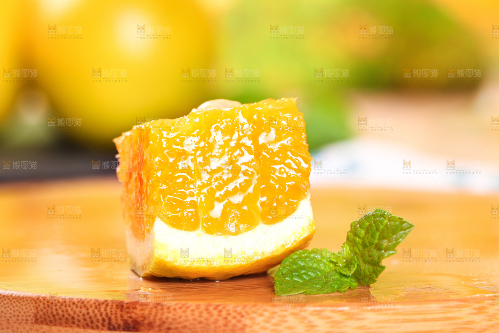 木底上放着切开的秭归夏橙