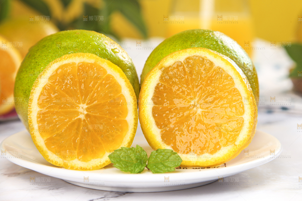 盘子里放着切开的夏橙