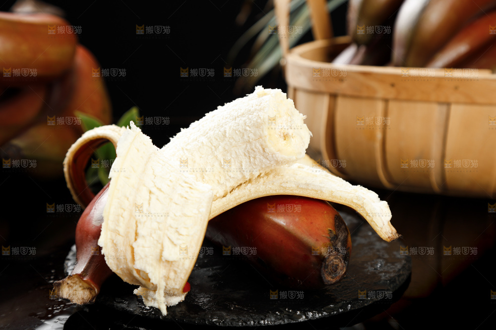 黑石板上放着剥皮的红皮美人蕉