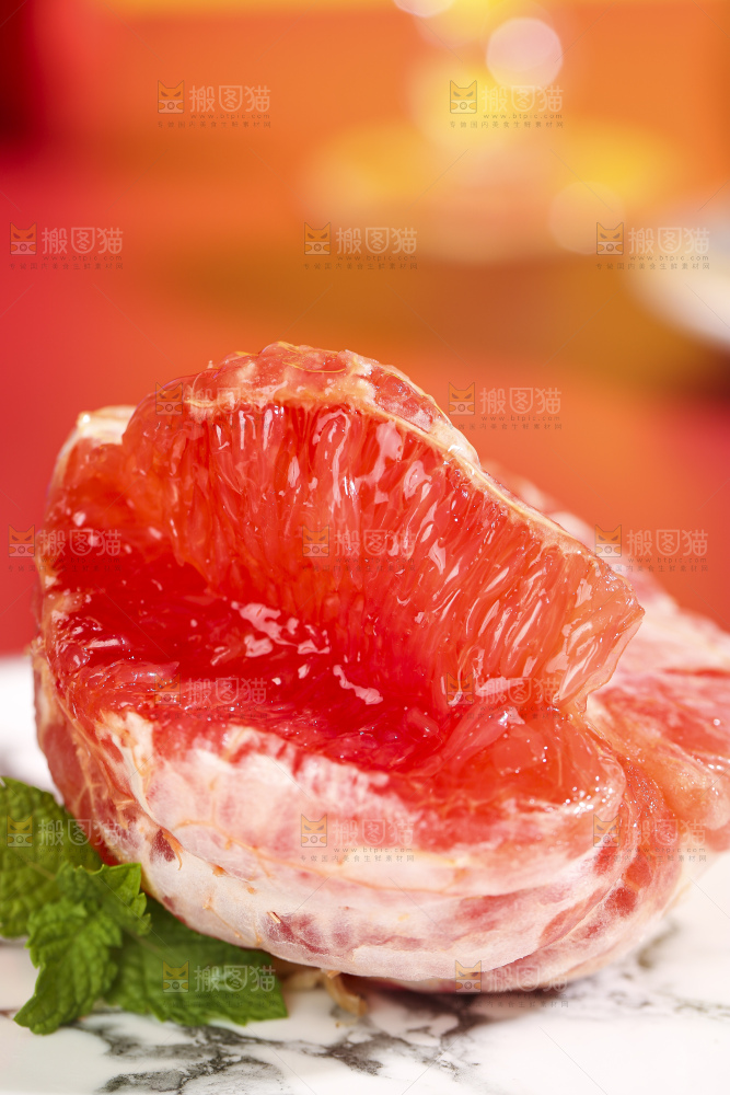 盘子里放着剥皮的南非红心西柚