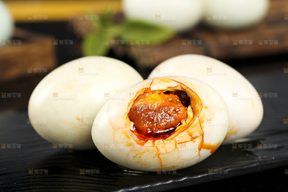 黑底上的红心咸鸭蛋