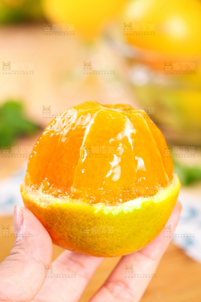手拿削皮的夏橙