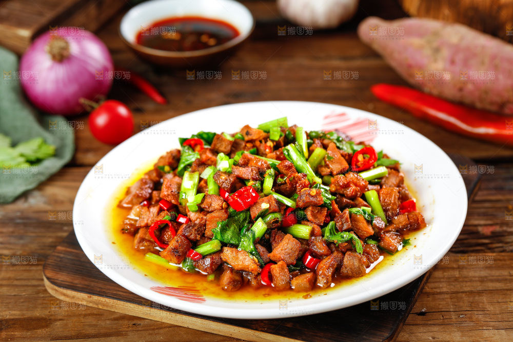 木板上放着一盘香辣肉丁