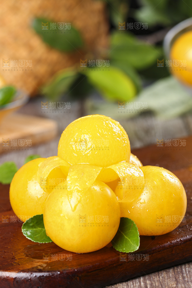 木板上放着剥皮的黄金奈李