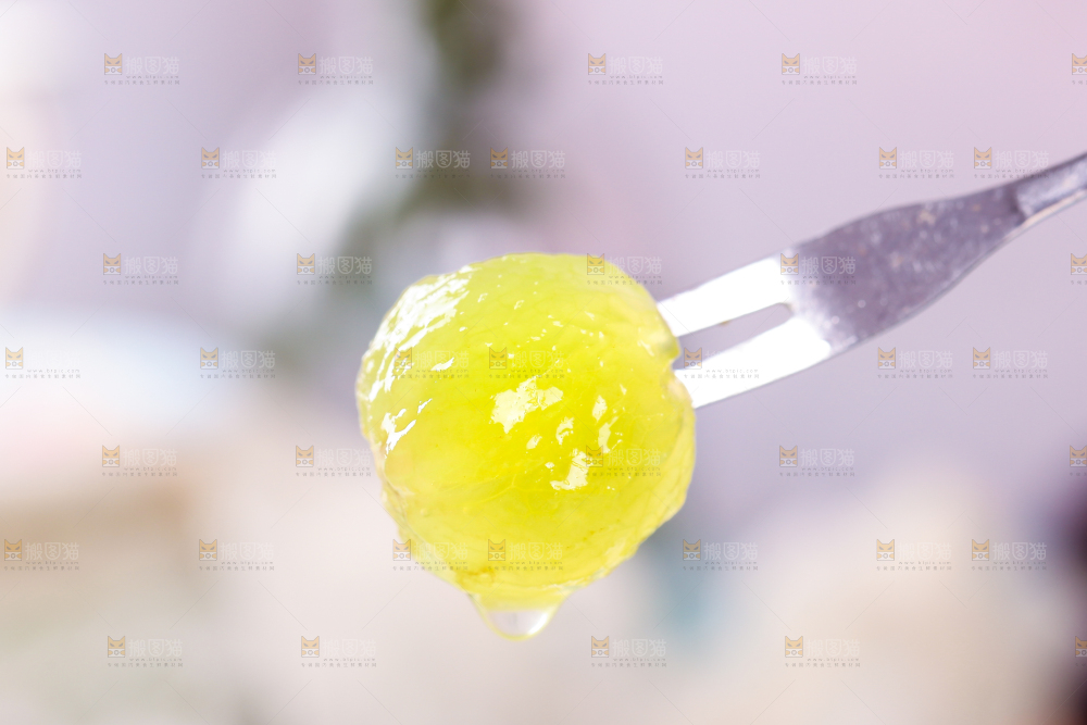 叉子叉着巨峰葡萄果肉