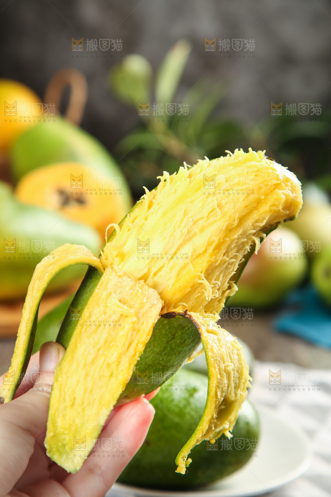 木底上放着剥皮的桂七芒