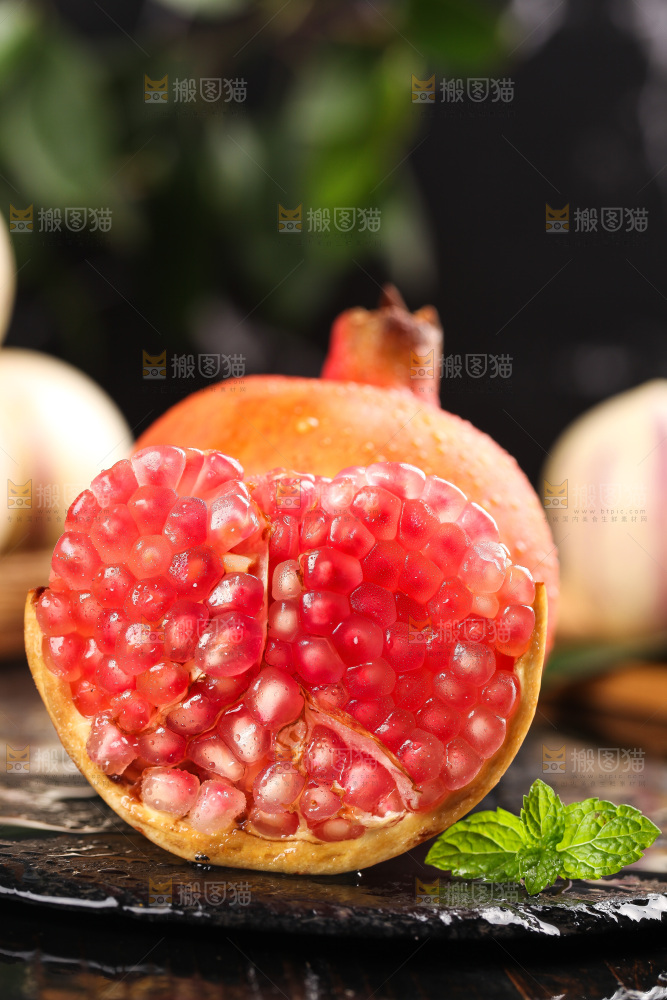 黑底上放着剥开的石榴
