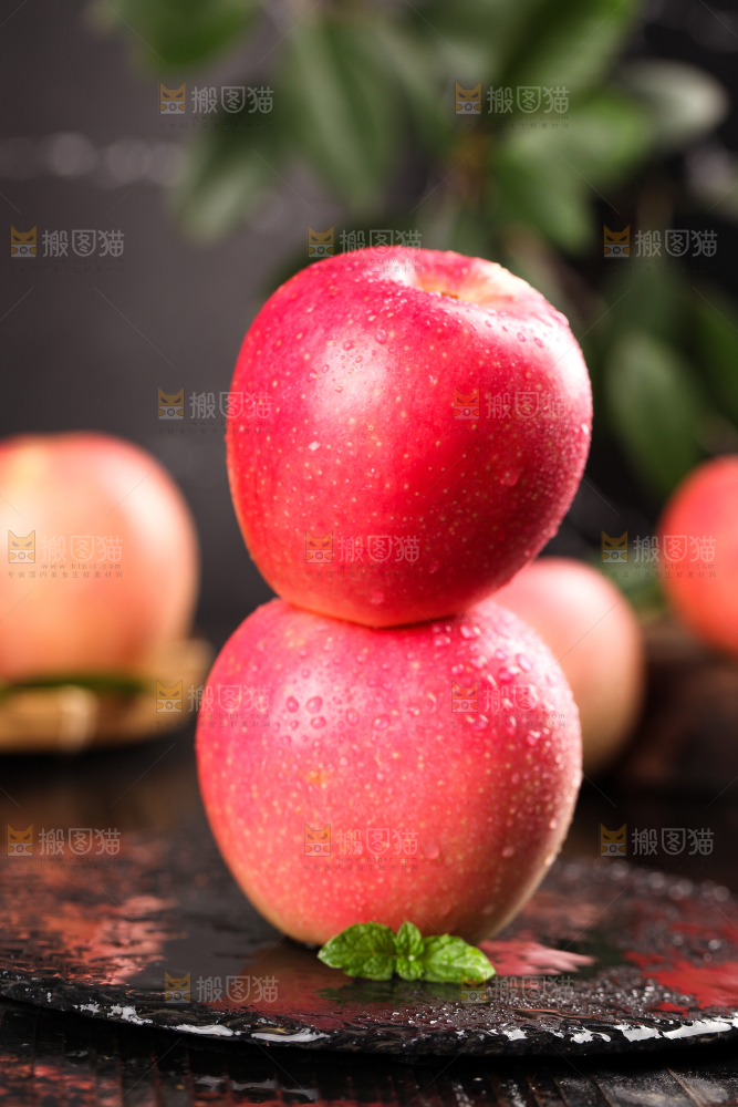 黑石板上的嘎啦苹果