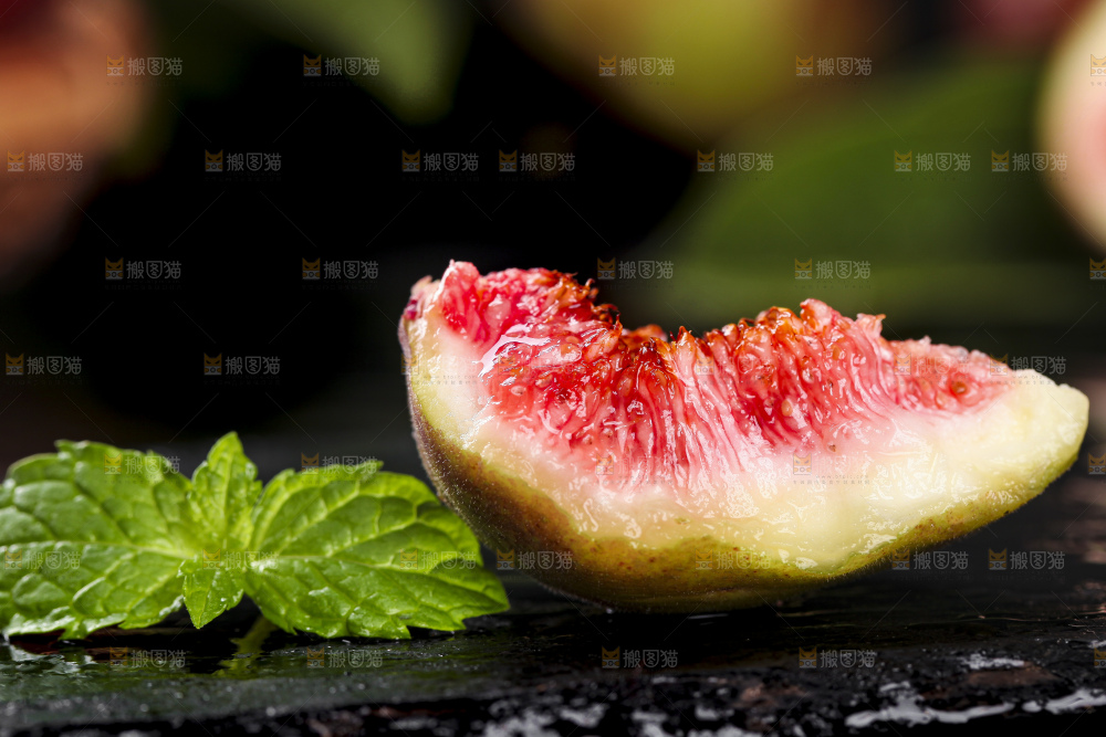 黑底上放着掰开的红皮无花果