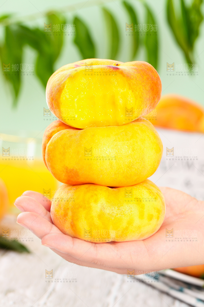 手拿黄金毛蟠桃