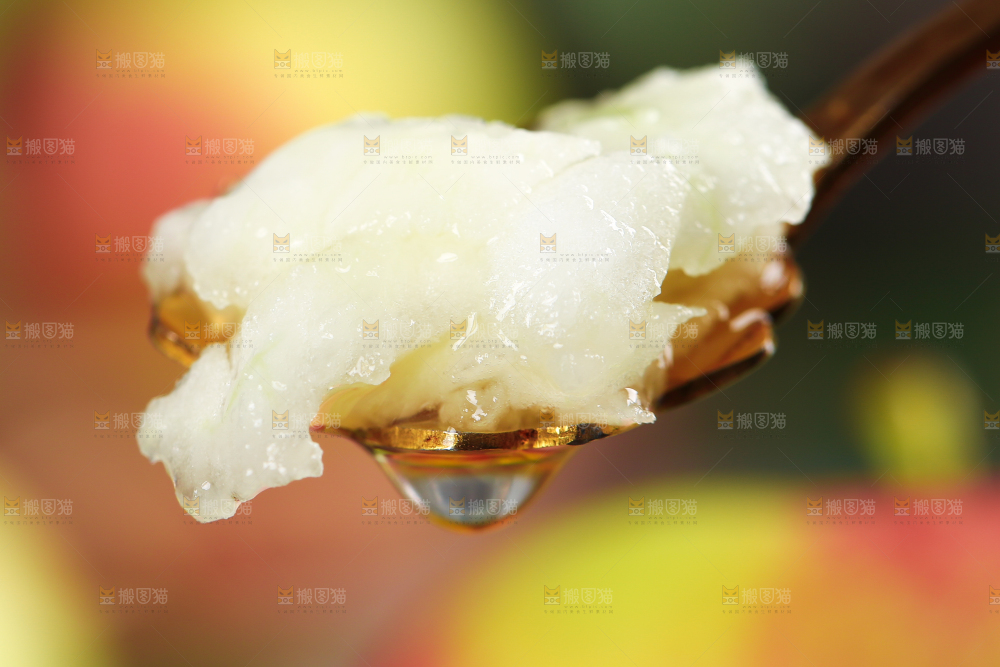 勺子里的嘎啦苹果果肉