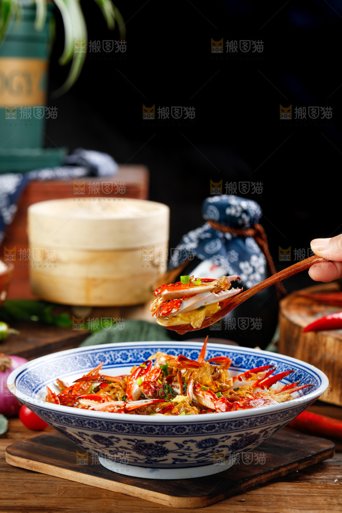 木底上放着一碗香辣蟹钳