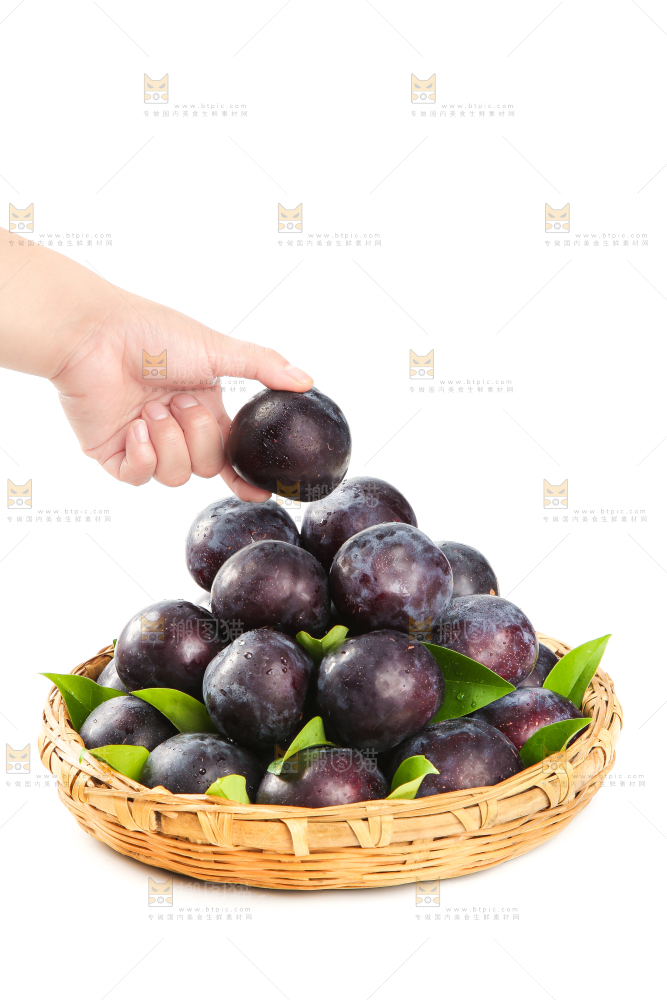 白底上手拿一个黑布林