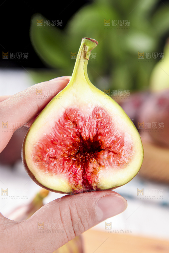 手拿切开的无花果