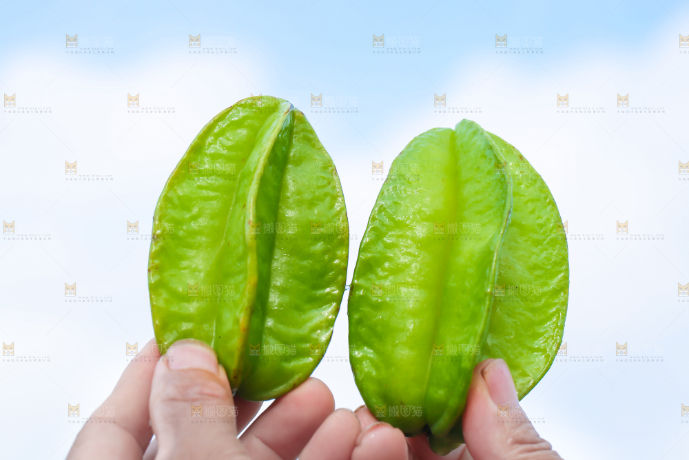 手里拿着青皮杨桃