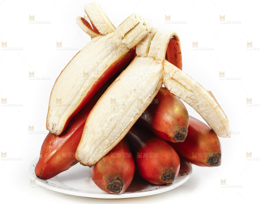 白底上放着剥皮的红皮美人蕉