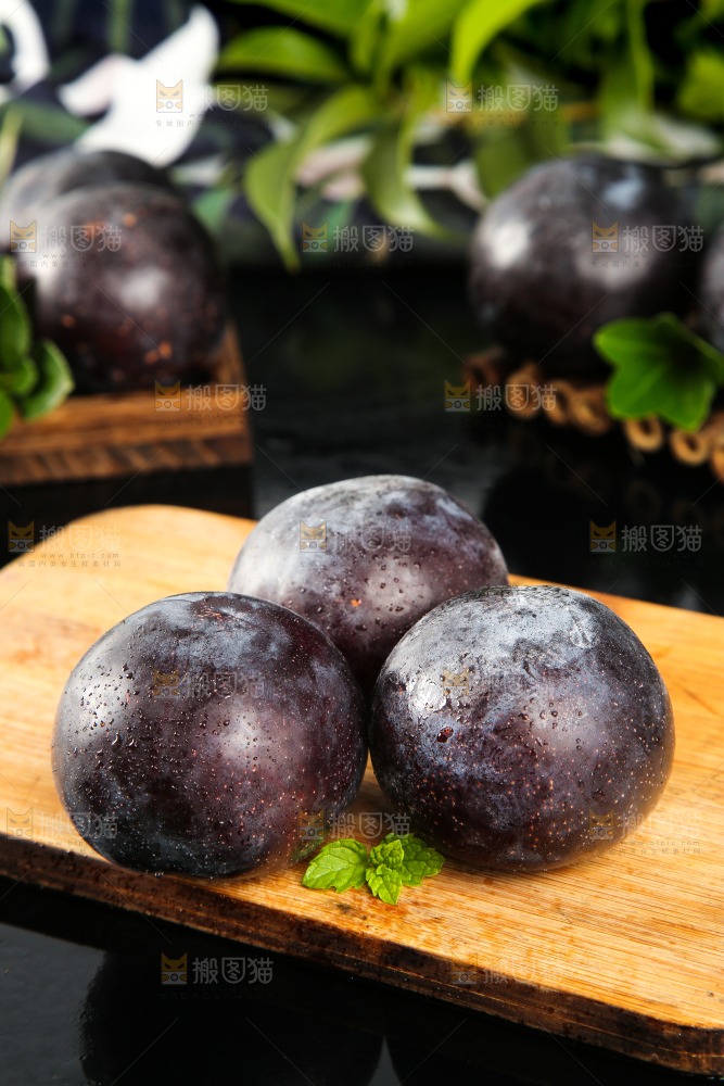 黑玻璃上放着一盘黑布林