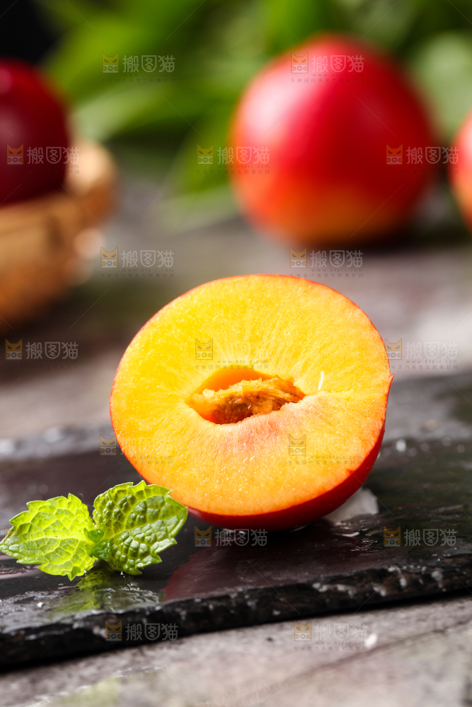 黑石板上放着切开的智利珠宝李
