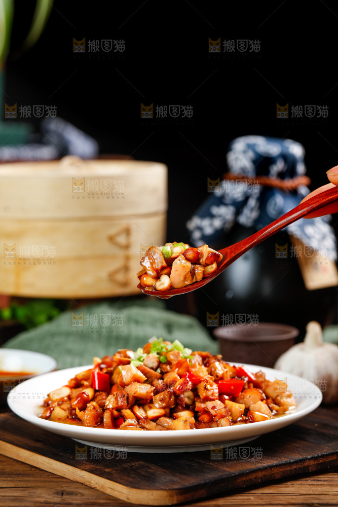 勺子里的辣椒肉丁