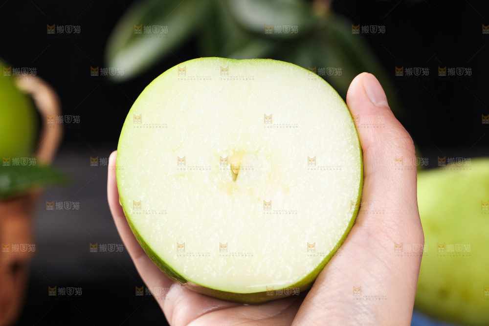 手拿切开的皇冠青梨