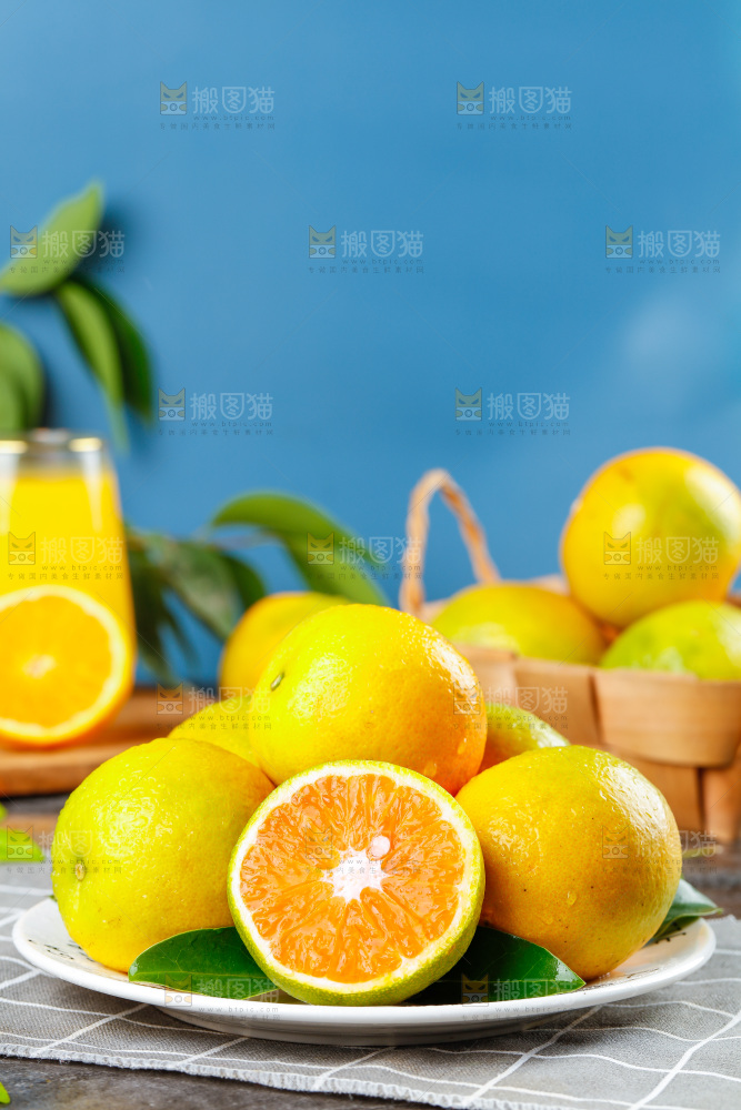 格子布上放着一盘夏橙