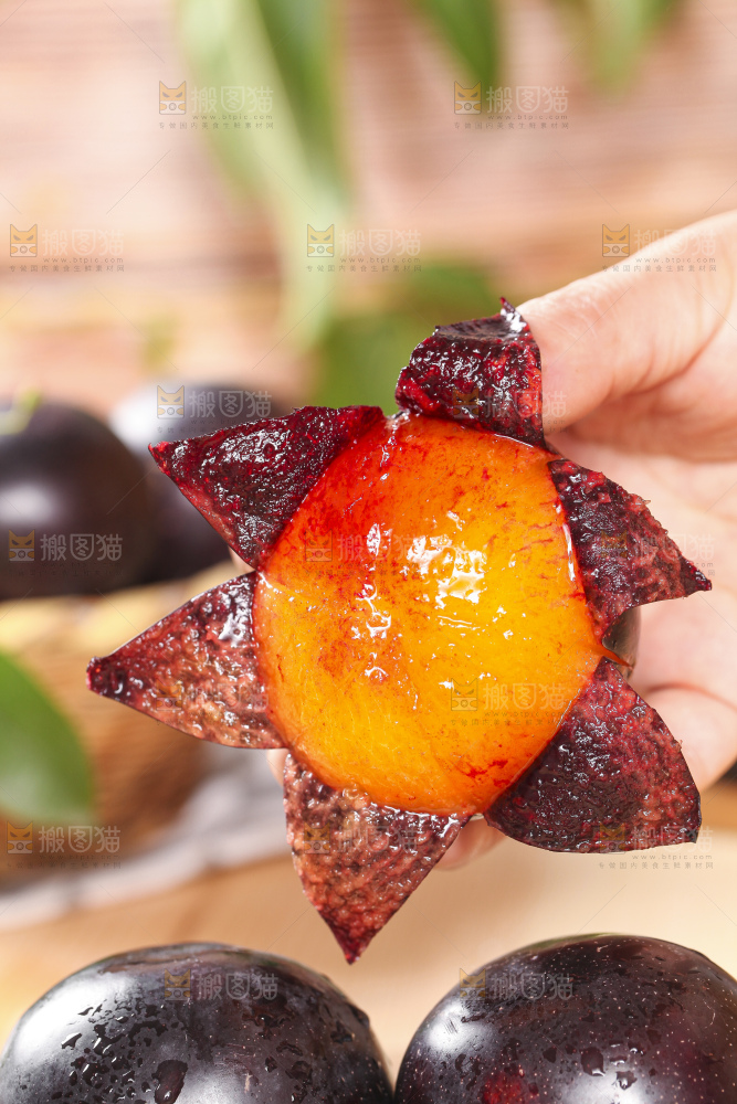 手拿剥皮的黑布林